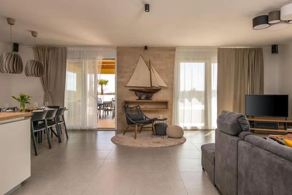 Villa Rhea, Marcana