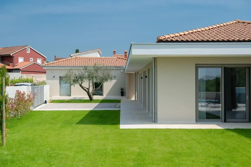 Villa Rhea, Marcana