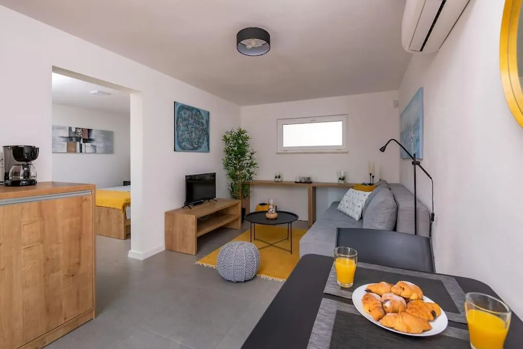 Villa Rhea, Marcana