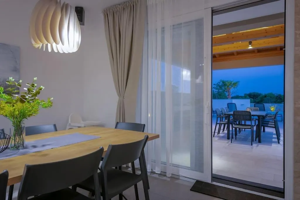 Villa Rhea, Marcana 0*,