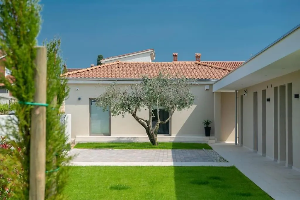 Villa Rhea, Marcana