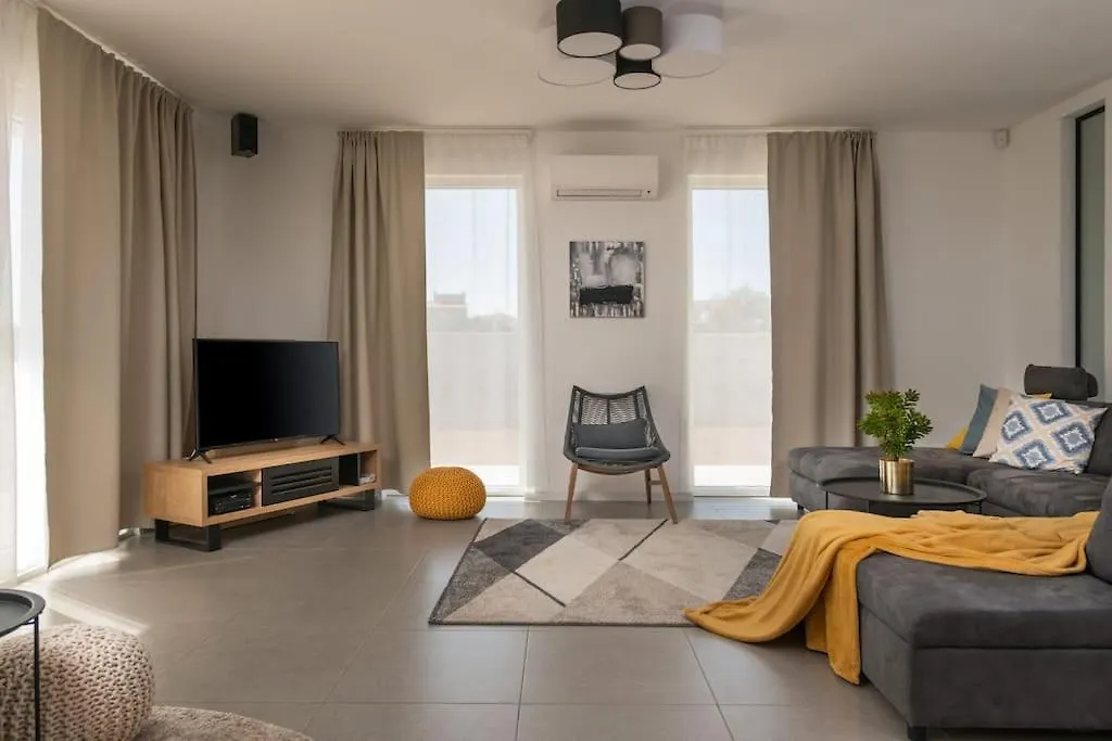 Villa Rhea, Marcana 0*,