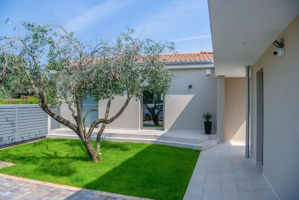 Villa Rhea, Marcana