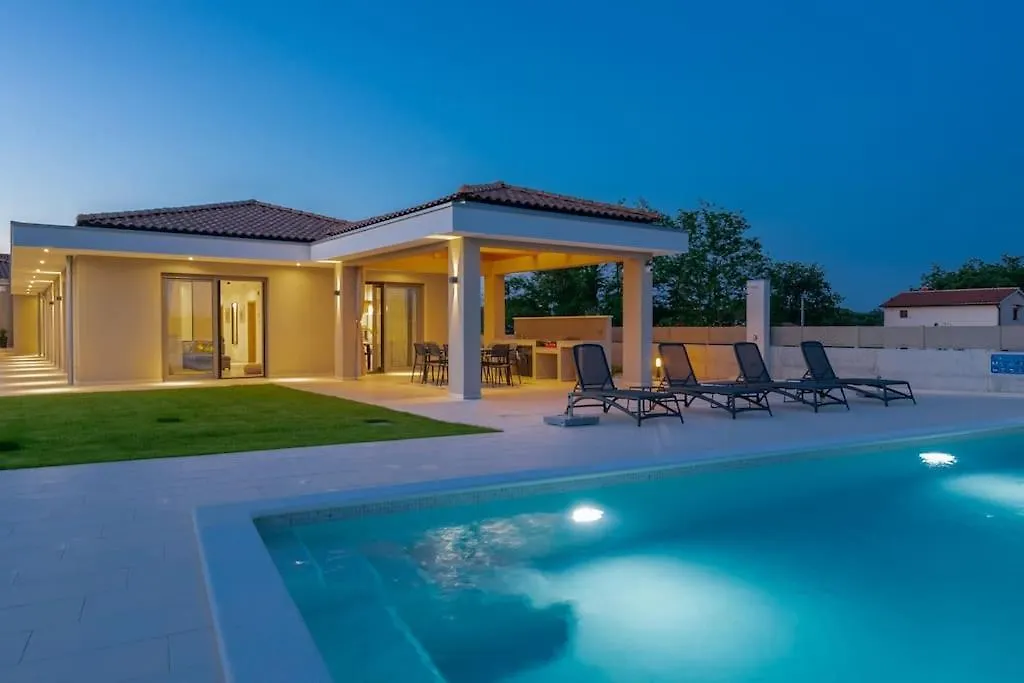 Villa Rhea, Marcana 0*,